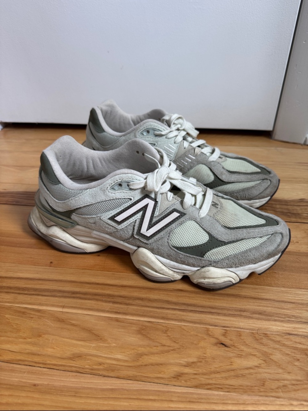New Balance Men’s 9060 green Athletic Sneakers size 10.5